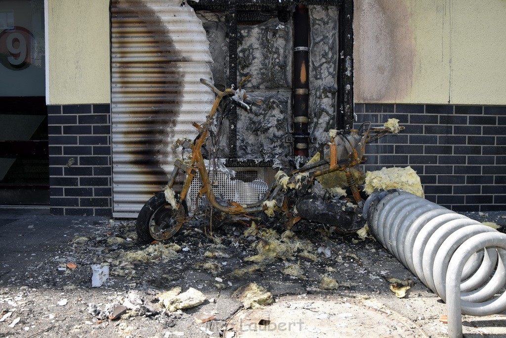 Rollerbrand dann Feuer 1 Fassadenbrand Koeln Gremberg Kroppergasse P69.JPG - Miklos Laubert